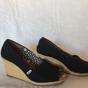 Toms black wedges